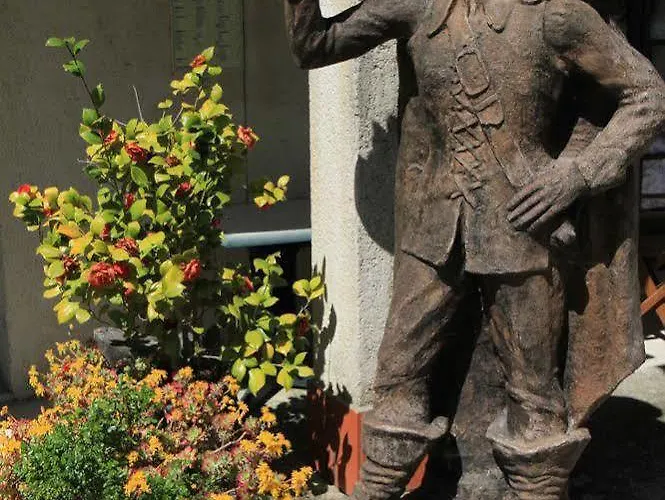 Hostellerie Du Lac LʼIsle-Jourdain