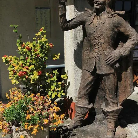 Hostellerie Du Lac LʼIsle-Jourdain